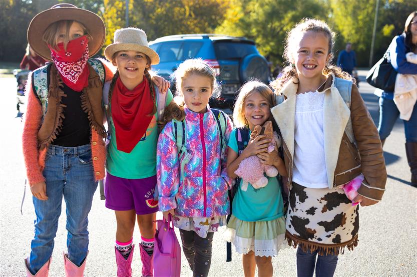 Lipscomb Elementary students walk to school